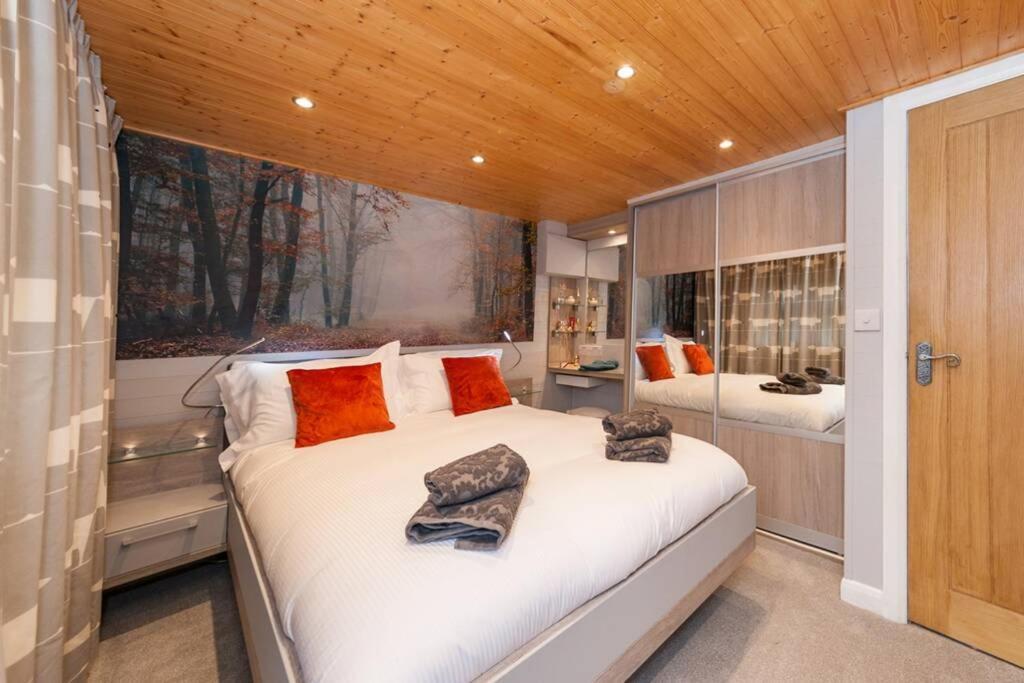 Mistletoe One Luxury Lodge With Hot Tub Windermere Exterior foto